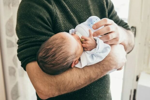 Kişilərin diqqətinə: Atalıq məzuniyyətində ödəniş necə veriləcək?