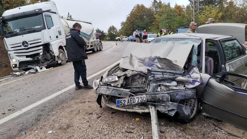 Türkiyədə yük maşını ilə minik avtomobili toqquşub