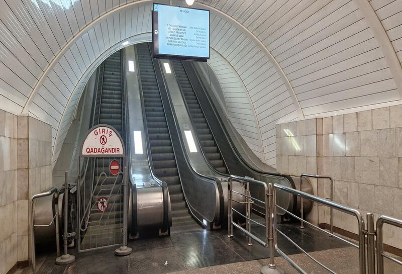 Metronun bu metrostansiyasında eskalatorun təmirinə başlanılıb - FOTO