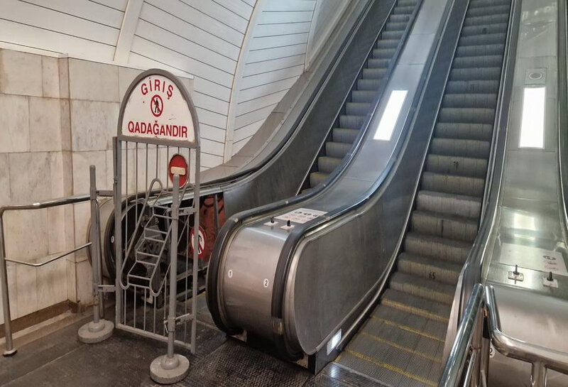 Metronun bu metrostansiyasında eskalatorun təmirinə başlanılıb - FOTO