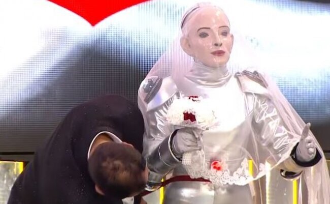 Tənqidlərə məhəl qoymayıb, bu dəfə "robot"a toy etdilər - Video