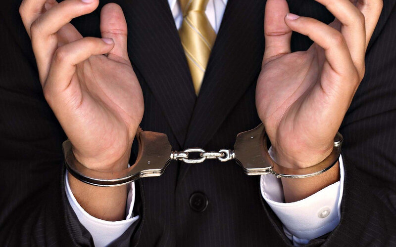 Vəzifəli şəxs rüşvət alarkən tutuldu