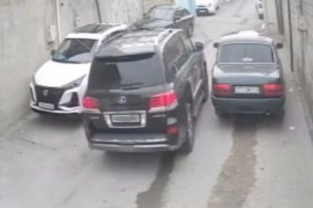 Sürücü park edilmiş maşını vurub qaçıb: Dəymiş zərəri ödəmir - FOTO