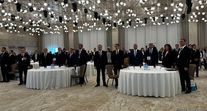 TƏHSİLİN İNKİŞAFI FORUMUNDA QALMAQAL – Deputatlar tədbiri yarımçıq tərk etdilər