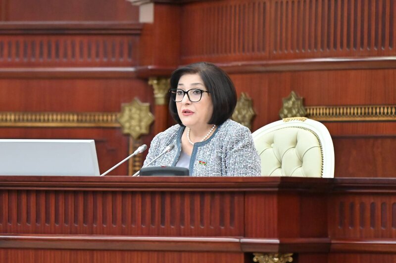 Spiker gələn ilin büdcə zərfinin müzakirəsində bəzi deputatların iradlarına narazılıq edib: Danışanda fikirləşin!