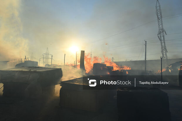 Bakıda inşaat materialları bazarındakı yanğın məhdudlaşdırılıb - YENİLƏNİB