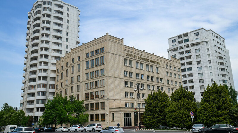 Gömrük Komitəsi 750 minlik geyim alır - Qalib şirkətlə qurum rəhbərliyini nə bağlayır?