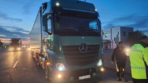 Ucarda TIR-ın vurduğu piyada ölüb - FOTO