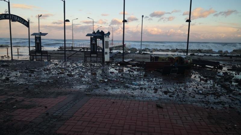 Türkiyədə dənizdə fırtına fəsadlara səbəb olub