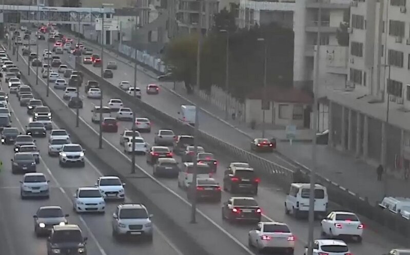 Bakının bir çox yollarında nəqliyyatın sıxlığı müşahidə edilir - SİYAHI