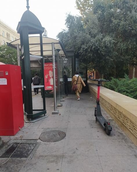 Köşk səkini zəbt etdi: Vətəndaşlar keçməyə yol tapmırlar - FOTO