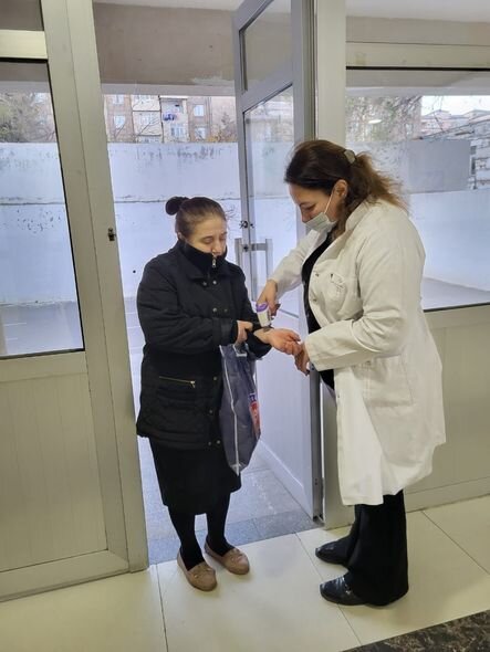 Məktəblərdə qızılcaya görə şagirdlərin temperaturu ölçülür - FOTO