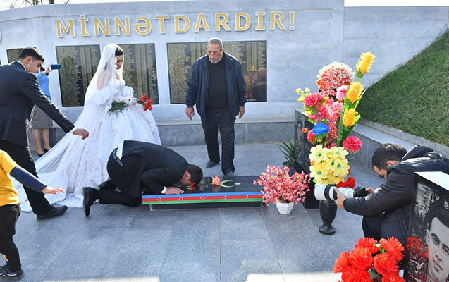 Toy günündə şəhid qardaşının məzarını ziyarət etdi