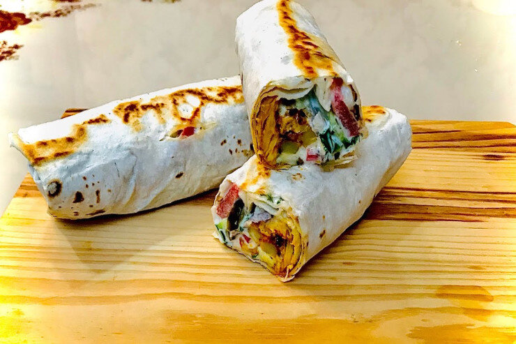 Azərbaycanlı usta şaurmanı bəyənməyən müştərini bıçaqla qovdu