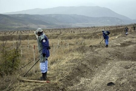 Azərbaycanda minatəmizləmə əməliyyatlarına xüsusi zirehli ekskavatorlar cəlb olunub