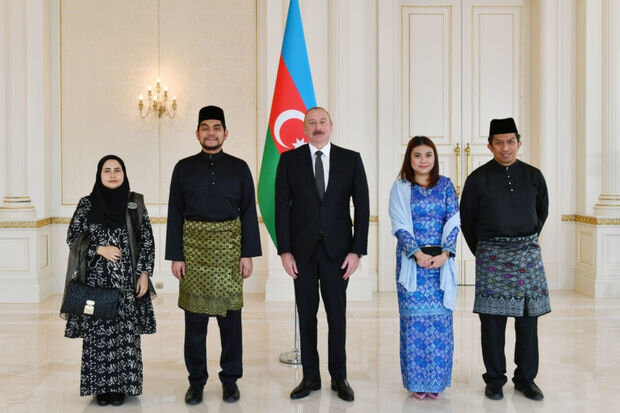 Prezident İlham Əliyev Malayziyanın Azərbaycana yeni təyin olunmuş səfirini qəbul edib - FOTO