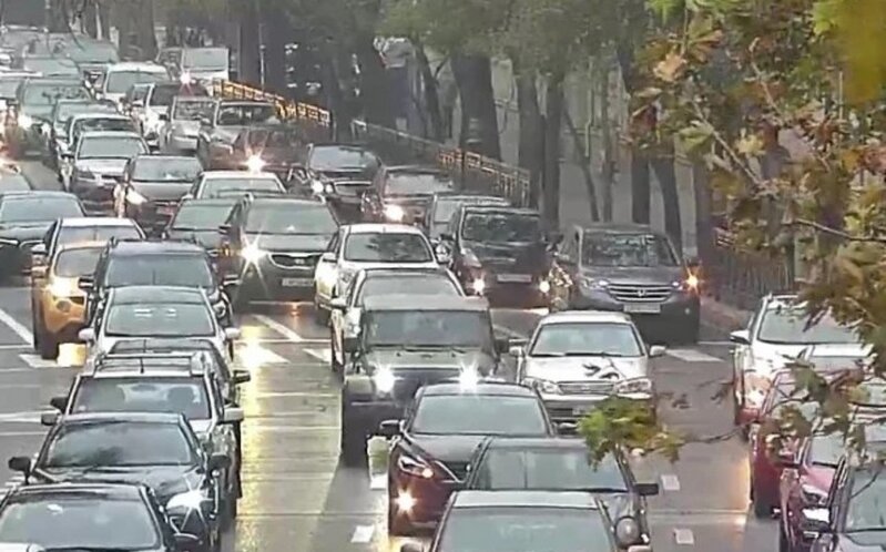 Bakının bir sıra küçə və prospektlərində tıxac yaranıb - SİYAHI