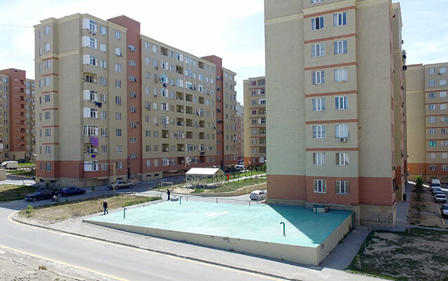 Yaşayış kompleksində maşınını dirəyə çırpdı, öldü