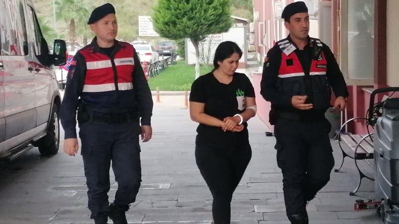 Qadın evə gec gələn ərini bıçaqladı