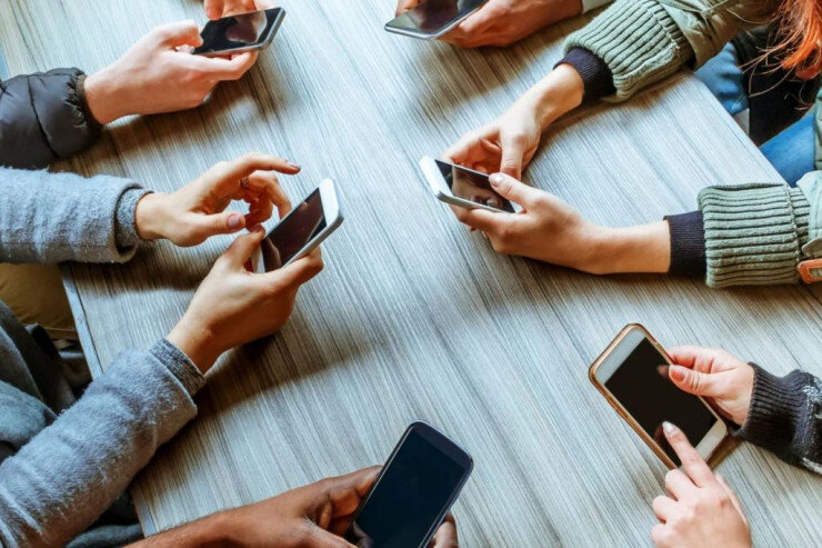 Məktəblərdə smartfonlardan istifadə QADAĞAN edildi