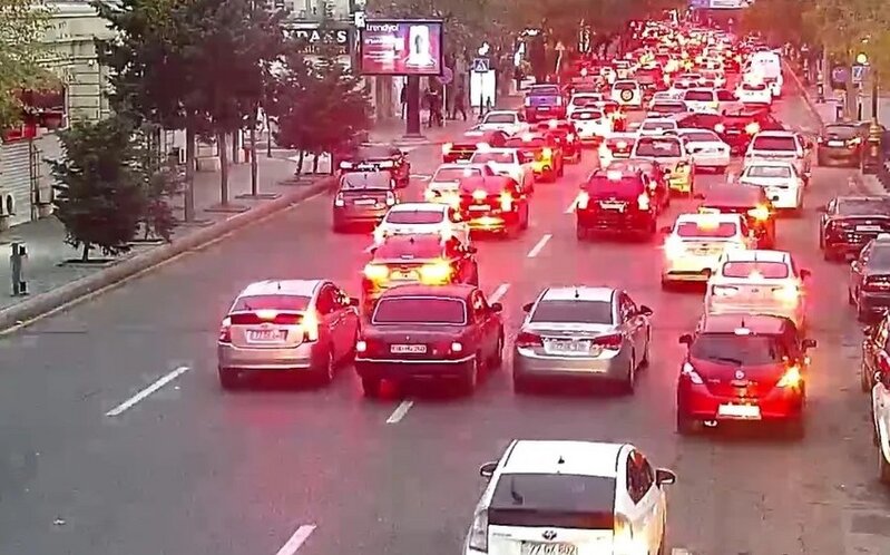 Bakının bir sıra küçə və prospektlərində tıxac yaranıb - SİYAHI