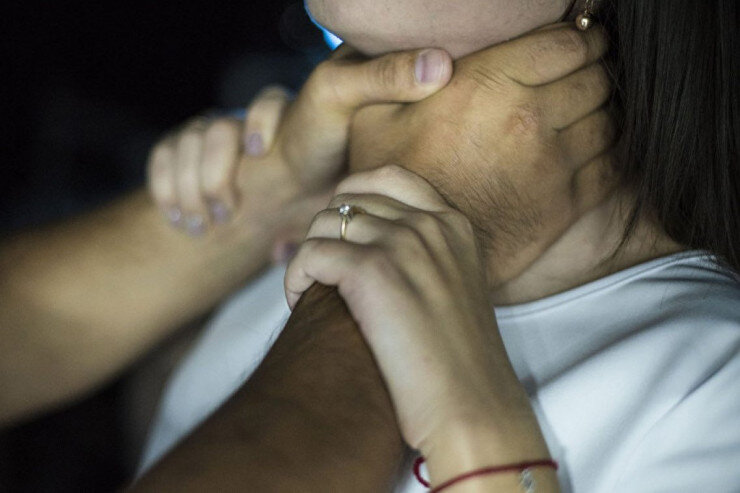 Bir zəngə görə arvadını boğub öldürdü