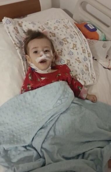 Üç yaşlı Vahidin atası: "Övladım burun yolundan salınan şlanqla qidalanır, köməyinizə ehtiyacımız var" - FOTO