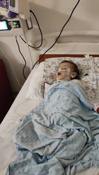 Üç yaşlı Vahidin atası: "Övladım burun yolundan salınan şlanqla qidalanır, köməyinizə ehtiyacımız var" - FOTO