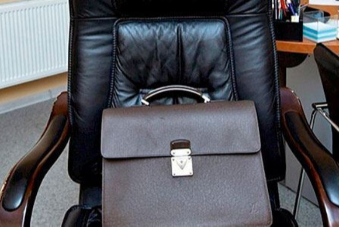 Nazir şöbə müdirini işdən çıxarıb