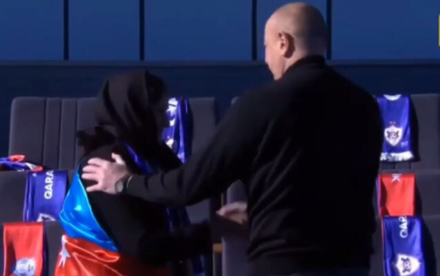 Prezident stadionda şəhid anası ilə görüşdü - VİDEO