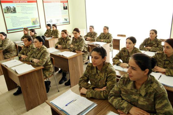 Hərbi vəzifəli qadınların ehtiyatda olmasının yaş həddi ləğv olunur