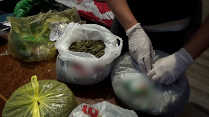 Bakıda narkotik satanlar saxlanıldılar - Aralarında 22 yaşlı qız da var + VİDEO