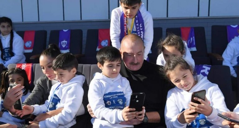 Xankəndidə Prezidentin qucağında oturan uşaq kimdir? - FOTO