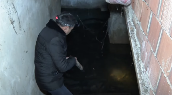 Sakinlər ŞİKAYƏTLƏNİR: Zirzəmi su ilə dolub, müraciət etdiyimiz qurumlar bizə geri dönüş etmir" -VİDEO