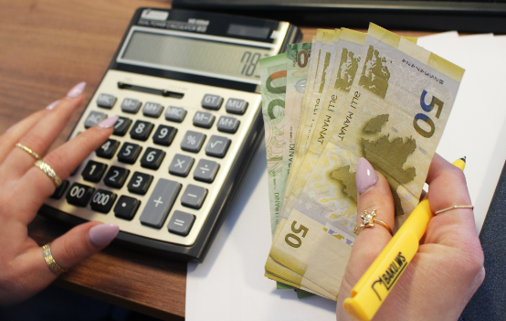 Azərbaycanda bu universitetin rektoru əməkdaşlarına pul mükafatı verib