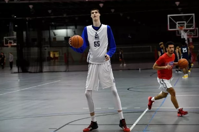 2 metr 31 sm boyu olan gəncin faciəvi həyatı