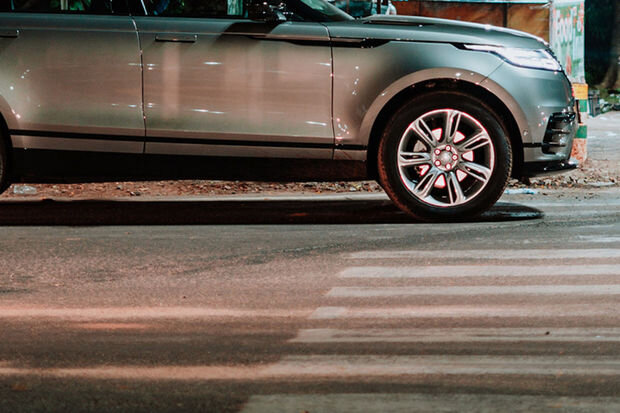 Qaxda kişini avtomobil vurub