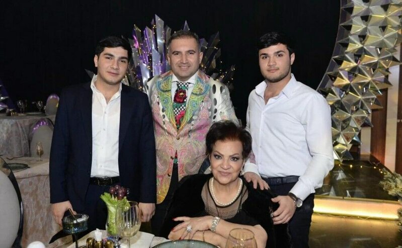 Afaq Bəşirqızı həyat yoldaşı və nəvələri ilə BİR ARADA - FOTO