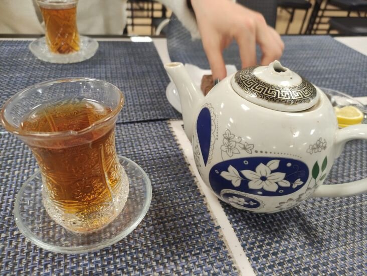 Hava limanında sərnişinlərə 8 manata qırıq stəkanda, qırıq qapaqlı "çaynik"də çay verdilər