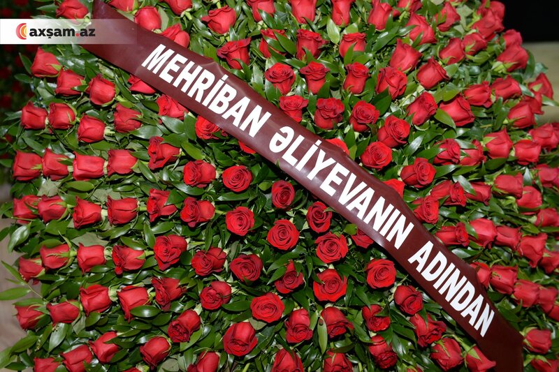 Mehriban Əliyeva Aygün Bəylərin vida mərasiminə əklil göndərdi - Foto