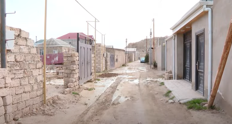 Mağazadan qayıdarkən evində yad adam görüb! Vətəndaşın evini kim mənimsəyib -VİDEO