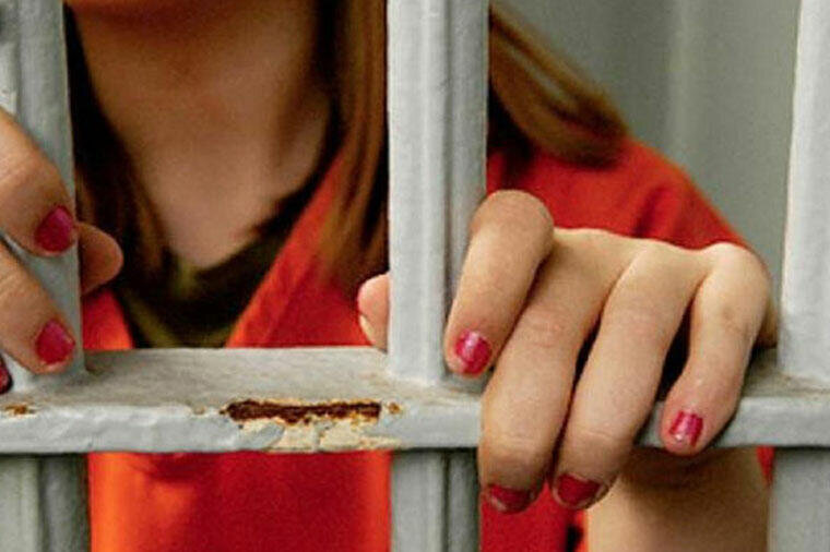 Məhkəməsiz 12 il həbsdə qalan qadına TƏCAVÜZ EDİLDİ