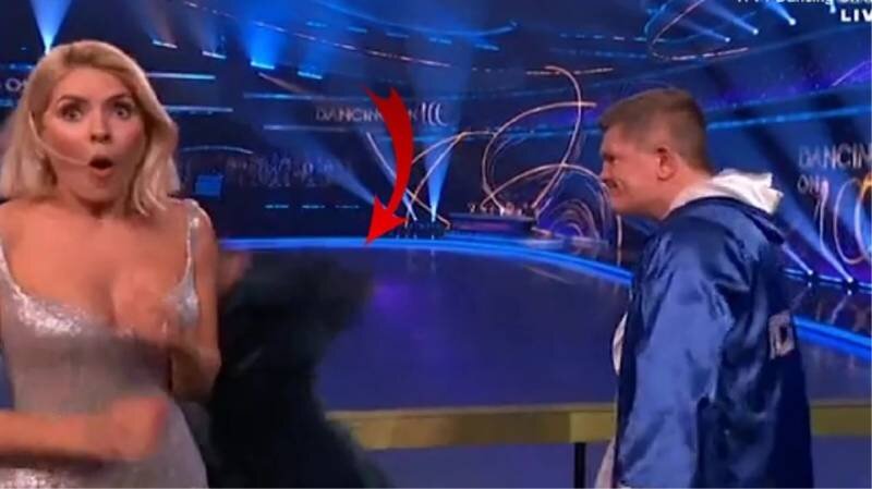 Zarafatdan istifadə edən yarışmaçı aparıcını tək yumruq ilə yerə sərdi