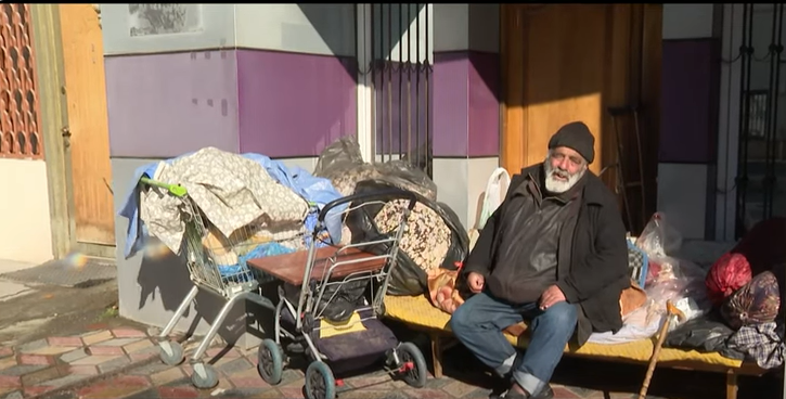 Qarlı küçənin evsiz sakini: "Anam rəhmətə gedəndən küçələrdəyəm" - VİDEO