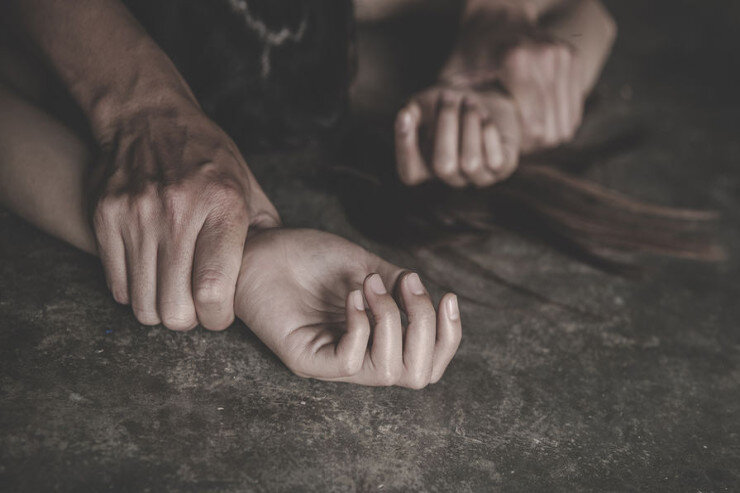 Dostunu döydü, arvadına təcavüz edib öldürdü