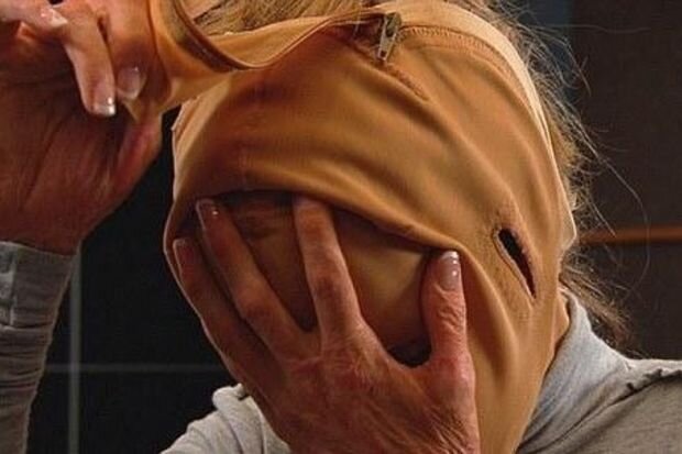 Bakıda qısqanc ər oğlunun gözü qarşısında arvadının üzünə "kislota" töküb - TƏFƏRRÜAT