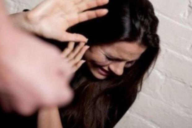 Bakıda kişi işdən çıxmaq istəyən arvadını döydü