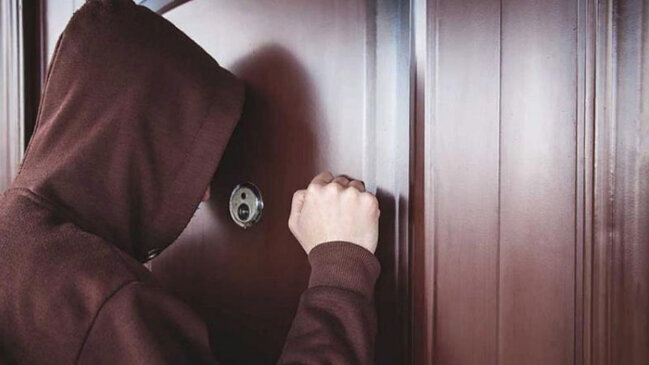 Bəyəndiyi qızın eyvanına nömrəsini atdı, onu qorxutdu - Həbs edildi