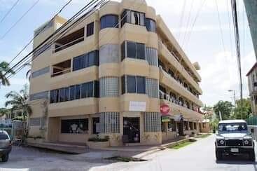 Bu deputatın oğlunun adına şirkətlər üzə çıxdı (SƏNƏD)