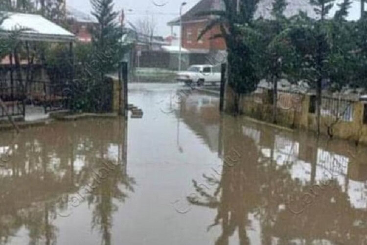 Azərbaycanda Sukanal İdarəsinin həyətini su basdı
